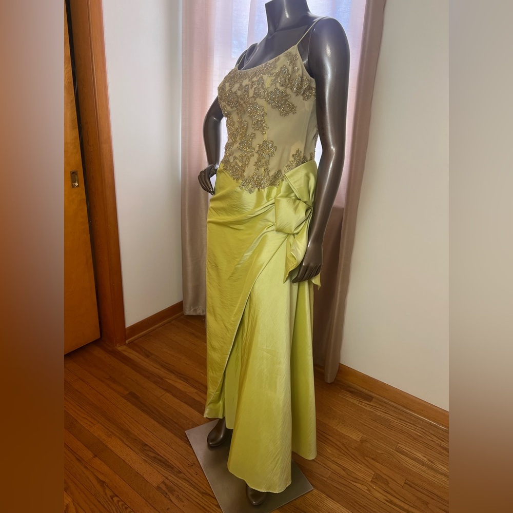 Elegant Green Evening Gown with nude Embellished Bodice. - Picture 2 of 8